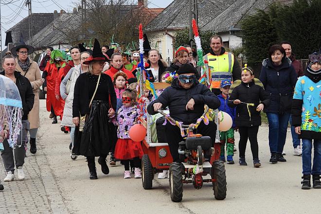 Pustaru preplavili „fa�enki”