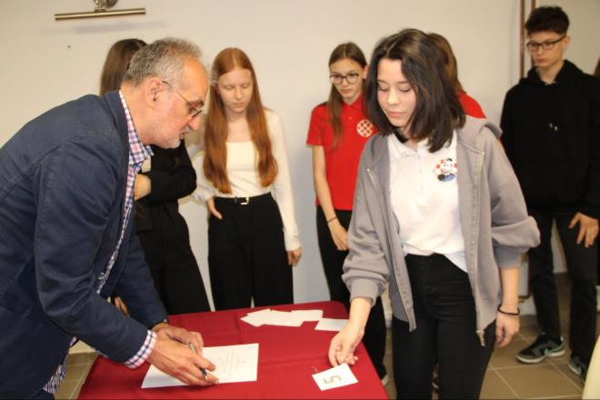 Dr�avno natjecanje iz narodopisa, hrvatskog jezika i knji�evnosti za osnovno�kolce (O�TV)